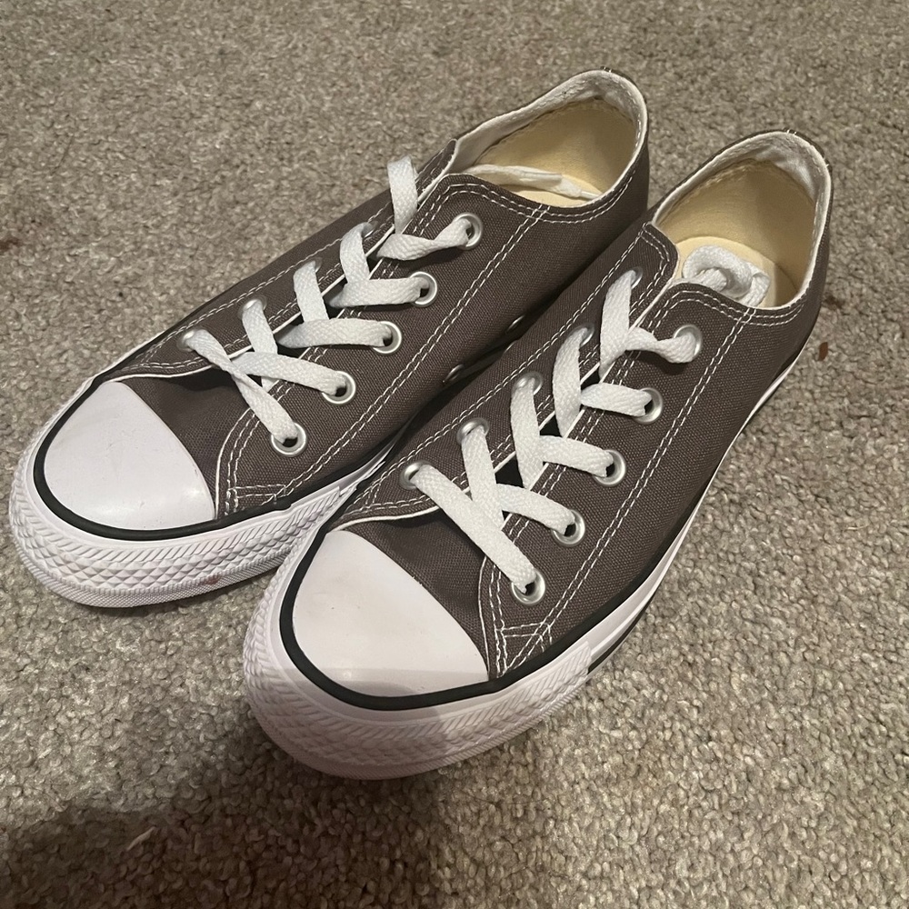 grey low top converse